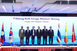 Phó Thủ tướng, Bộ trưởng Ngoại giao Phạm Bình Minh (ngoài cùng, bên phải), Bộ trưởng Ngoại giao Hàn Quốc Kang Kyung-wha (thứ ba, từ trái sang) và các trưởng đoàn dự hội nghị chụp ảnh chung. (Ảnh: Hữu Kiên/TTXVN)
