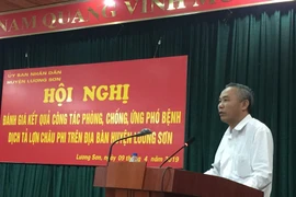 Thứ trưởng Bộ Nông nghiệp và Phát triển Nông thôn Phùng Đức Tiến phát biểu công bố hết dịch tả lợn châu Phi trên địa bàn tỉnh Hòa Bình. (Ảnh: Vũ Hà/TTXVN)