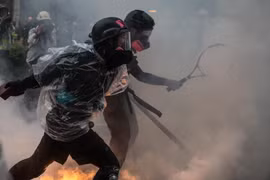 Người biểu tình đụng độ với cảnh sát ở khu Tsuen Wan. (Nguồn: Reuters)