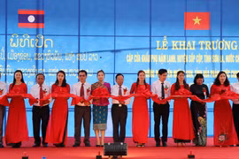 Lãnh đạo hai tỉnh Sơn La, Houaphanh cắt băng khai trương cửa khẩu phụ Nậm Lạnh-Mường Pợ. (Ảnh: Nguyễn Cường/TTXVN).
