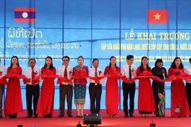 Lãnh đạo hai tỉnh Sơn La, Houaphanh cắt băng khai trương cửa khẩu phụ Nậm Lạnh-Mường Pợ. (Ảnh: Nguyễn Cường/TTXVN).
