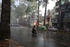 Mưa trái mùa xảy ra trên đường Nguyễn Tri Phương, Quận 10, Thành phố Hồ Chí Minh, chiều 27/4. (Ảnh: Xuân Dự/TTXVN)