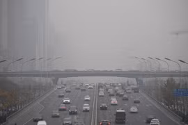 Khói mù bao phủ thủ đô Bắc Kinh. (Nguồn: AFP/TTXVN)