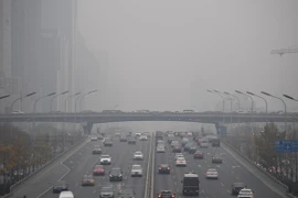 Khói mù bao phủ thủ đô Bắc Kinh. (Nguồn: AFP/TTXVN)