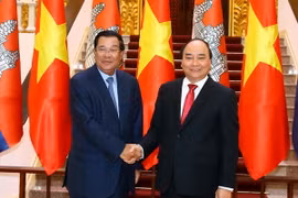 Thủ tướng Nguyễn Xuân Phúc và Thủ tướng Vương quốc Campuchia Samdech Hun Sen chụp ảnh chung trước giờ hội đàm. (Ảnh: Thống Nhất/TTXVN)