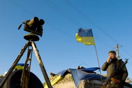 Binh lính Ukraine tại trạm kiểm soát thuộc khu vực miền Đông Lugansk. (Nguồn: AFP/TTXVN)