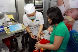 Tiêm vắcxin cho trẻ tại Trung tâm Y tế dự phòng Thành phố Hồ Chí Minh. (Ảnh: Phương Vy/TTXVN)