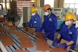 Dây chuyền sản xuất gạch ốp lát tại Công ty Viglacera Hạ Long. (Ảnh: Thế Duyệt/TTXVN)