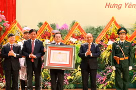 Thủ tướng Nguyễn Xuân Phúc trao tặng Huân chương Độc lập hạng Nhất cho tỉnh Hưng Yên. (Ảnh: Thống Nhất/TTXVN)