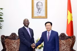 Phó Thủ tướng Vương Đình Huệ và ông Ousmane Dione, Giám đốc WB tại Việt Nam. (Nguồn: baochinhphu.vn)