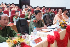 Trung tướng Nguyễn Văn Sơn (ngồi giữa) và các đại biểu dự Hội nghị. (Ảnh: Văn Sơn/TTXVN)