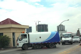 Xe hút bụi, làm sạch mặt đường đoạn cầu Thăng Long. (Ảnh: Ngọc Hà/TTXVN)