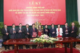 Lãnh đạo Bộ Ngoại giao và Ban Dân vận Trung ương chụp ảnh lưu niệm. (Ảnh: Phương Hoa/TTXVN)