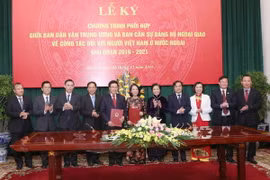 Lãnh đạo Bộ Ngoại giao và Ban Dân vận Trung ương chụp ảnh lưu niệm. (Ảnh: Phương Hoa/TTXVN)