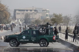 Lực lượng an ninh Afghanistan điều tra tại hiện trường một vụ tấn công liều chết ở Kabul. (Nguồn: EPA/TTXVN)