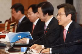 Quyền Tổng thống Hàn Quốc Hwang Kyo-ahn (phải) trong cuộc gặp các thành viên chủ chốt của nội các tại Seoul. (Nguồn: THX/TTXVN)