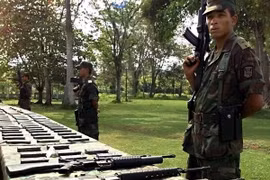 Vũ khí của các tay súng FARC được giao nộp cho Chính phủ Colombia. (Nguồn: AFP/TTXVN)