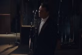 Sam Smith trong MV Have Yourself a Merry Little Christmas.