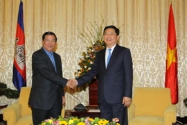  Bí thư Thành ủy Đinh La Thăng hội kiến Thủ tướng Campuchia Samdech Techo Hun Sen. (Ảnh: Thanh Vũ/TTXVN)