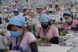Sản xuất quần áo xuất khẩu. (Ảnh: Đoàn Hữu Trung/TTXVN)