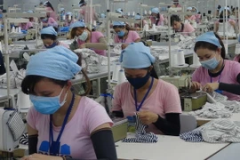 Sản xuất quần áo xuất khẩu. (Ảnh: Đoàn Hữu Trung/TTXVN)