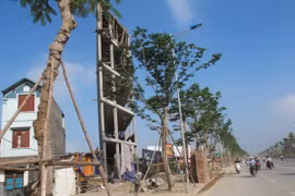 Công trình đang xây dựng trên đường Võ Chí Công “hứa hẹn” sẽ trở thành một công trình “siêu méo.” (Ảnh: Nguyễn Thắng/TTXVN)