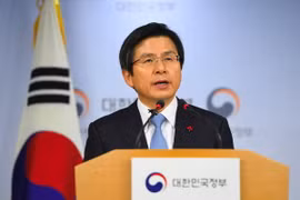 Thủ tướng kiêm quyền Tổng thống Hàn Quốc Hwang Kyo-ahn phát biểu tại thủ đô Seoul. (Nguồn: AFP/TTXVN)