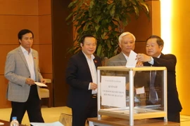Các Phó Chủ tịch Quốc hội ủng hộ đồng bào lũ lụt. (Ảnh: Trọng Đức/TTXVN)