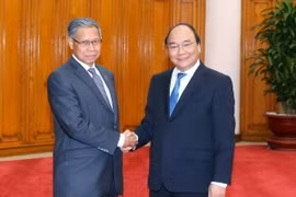 Thủ tướng Nguyễn Xuân Phúc tiếp Bộ trưởng Ngoại thương và Công nghiệp Malaysia Datuk Seri Mustapa Mohamed. (Ảnh:Thống Nhất/TTXVN)