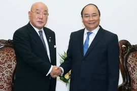 Thủ tướng Nguyễn Xuân Phúc tiếp Cố vấn đặc biệt nội các Chính phủ Nhật Bản Isao Iijima. (Ảnh: Thống Nhất/TTXVN)