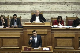 Thủ tướng Hy Lạp Alexis Tsipras (phía trước) phát biểu tại một phiên họp Quốc hội ở Athens. (Nguồn: AP/TTXVN)