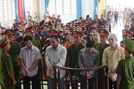 Các bị cáo đứng trước vành móng ngựa. (Ảnh: Thanh Tân/TTXVN)