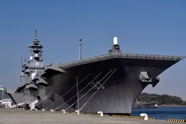 Tàu chở trực thăng Izumo của Lực lượng phòng vệ hải quân Nhật Bản (JMSDF) tại căn cứ hải quân ở Yokosuka. (Nguồn: EPA/TTXVN)