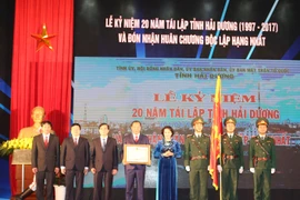 Chủ tịch Quốc hội Nguyễn Thị Kim Ngân trao Huân chương Độc lập hạng Nhất cho tỉnh Hải Dương. (Ảnh: Trọng Đức/TTXVN)