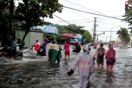 Khu vực ngã tư đường Trần Phú-Lê Thành Phương, thành phố Tuy Hòa, Phú Yên bị ngập. (Ảnh: Thế Lập/TTXVN)