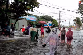 Khu vực ngã tư đường Trần Phú-Lê Thành Phương, thành phố Tuy Hòa, Phú Yên bị ngập. (Ảnh: Thế Lập/TTXVN)
