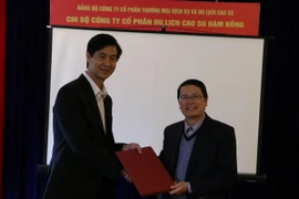 Giám đốc Công ty Cổ phần Du lịch Cao su Hàm Rồng bàn giao Giấy chứng nhận quyền sử dụng đất, Giấy chứng nhận đầu tư Khu du lịch sinh thái Hàm Rồng cho Phó Giám đốc Sở Kế hoạch và Đầu tư tỉnh Lào Cai. (Ảnh: Hồng Ninh/TTXVN)