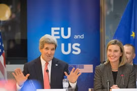 Ngoại trưởng Mỹ John Kerry và Đại diện cấp cao của EU Federica Mogherini. (Nguồn: internetmemory.org)
