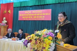 Phó Chủ tịch Quốc hội Tòng Thị Phóng trả lời ý kiến cử tri huyện Bắc Yên, tỉnh Sơn La. (Ảnh: Diệp Anh/TTXVN)