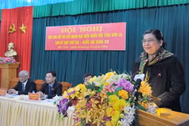 Phó Chủ tịch Quốc hội Tòng Thị Phóng trả lời ý kiến cử tri huyện Bắc Yên, tỉnh Sơn La. (Ảnh: Diệp Anh/TTXVN)