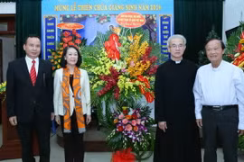 Bà Trương Thị Mai tặng hoa chúc mừng Ủy ban Đoàn kết Công giáo Việt Nam. (Ảnh: Phương Hoa/TTXVN)