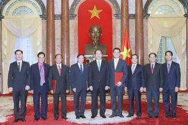 Chủ tịch nước Trần Đại Quang với các đại sứ mới được bổ nhiệm. (Ảnh: Nhan Sáng/TTXVN)