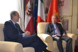 Đại sứ Cao Chính Thiện và Chủ tịch Hội đồng lập pháp tỉnh Trento Bruno Dorigatti. (Ảnh: Đức Hòa/Vietnam+)