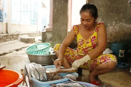 Công đoạn nạo lấy thịt của cá đòi hỏi sự tỉ mỉ, cẩn thận. (Nguồn: baobariavungtau.com.vn)