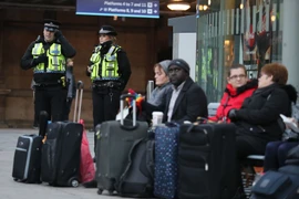 Cảnh sát Anh tăng cường tuần tra an ninh tại tại các nhà ga trước dịp nghỉ Lễ Giáng sinh và Năm mới. (Nguồn: AP/TTXVN)