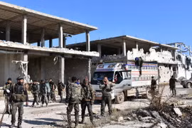 Lực lượng ủng hộ Chính phủ Syria sau khi giành lại quyền kiểm soát quận Myessar, phía Đông Aleppo ngày 4/12. (Nguồn: AFP/TTXVN)