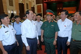 Chủ tịch nước Trần Đại Quang với các cử tri Thành phố Hồ Chí Minh. (Ảnh: Nhan Sáng/TTXVN)