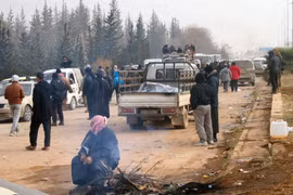 Người dân ở phía Đông Aleppo chờ sơ tán ngày 16/12. (Nguồn: AP/TTXVN)