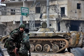 Binh sỹ Syria tuần tra trên đường phố ở Aleppo. ( Nguồn: EPA/TTXVN)