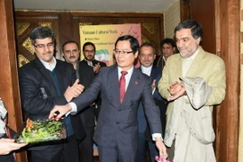 Đại sứ Nguyễn Hồng Thạch và các đại biểu cắt băng khai mạc. (Nguồn: Đại sứ quán Việt Nam tại Iran)